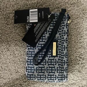 Navy NEW Tommy Hilfiger wristlet